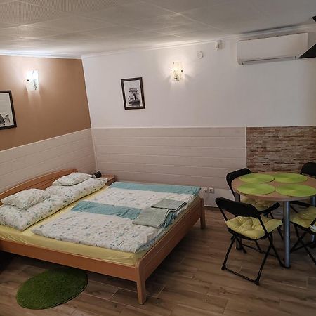 Apartment Patricia With Garden Budapest Bagian luar foto