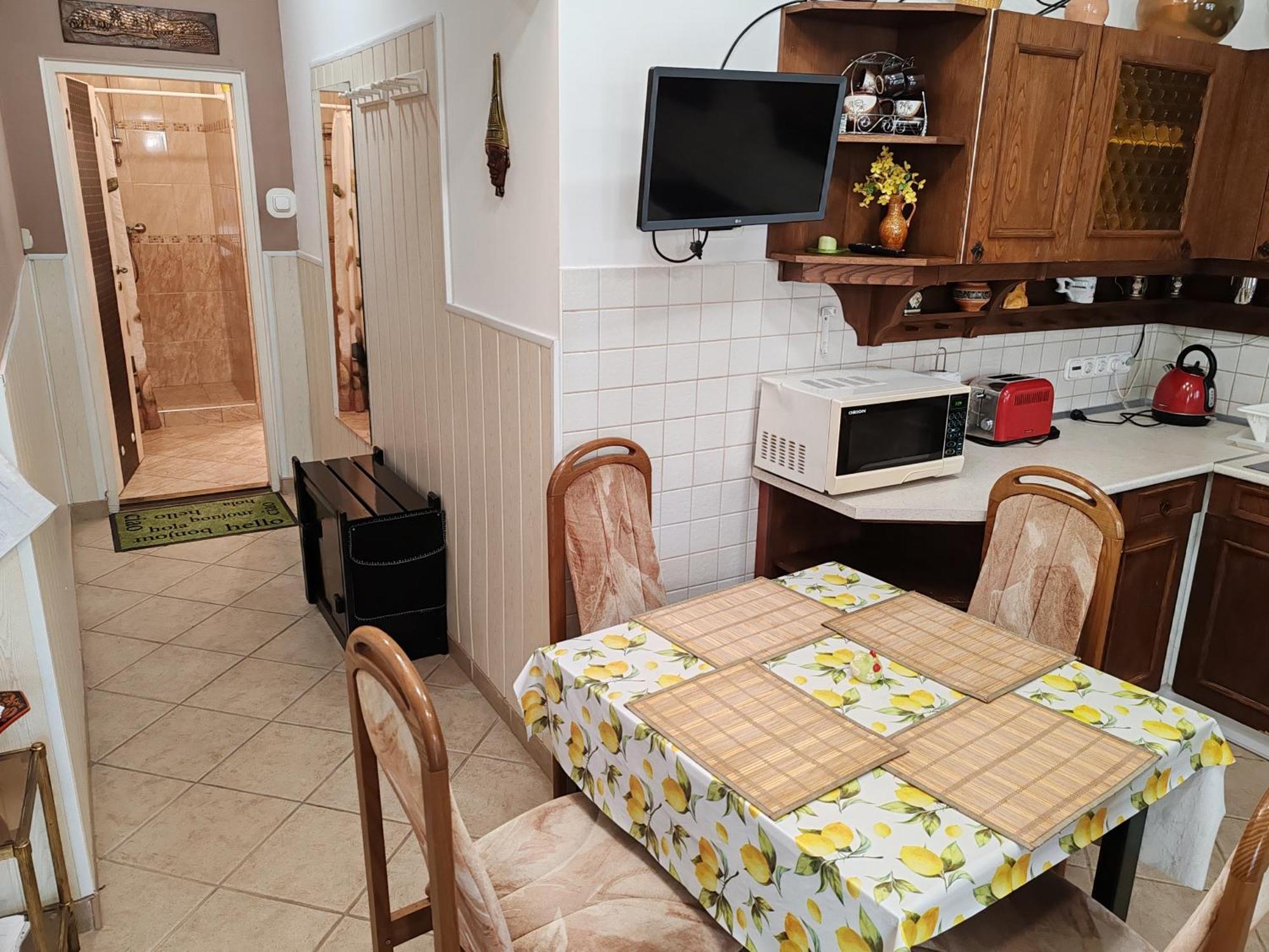 Apartment Patricia With Garden Budapest Bagian luar foto