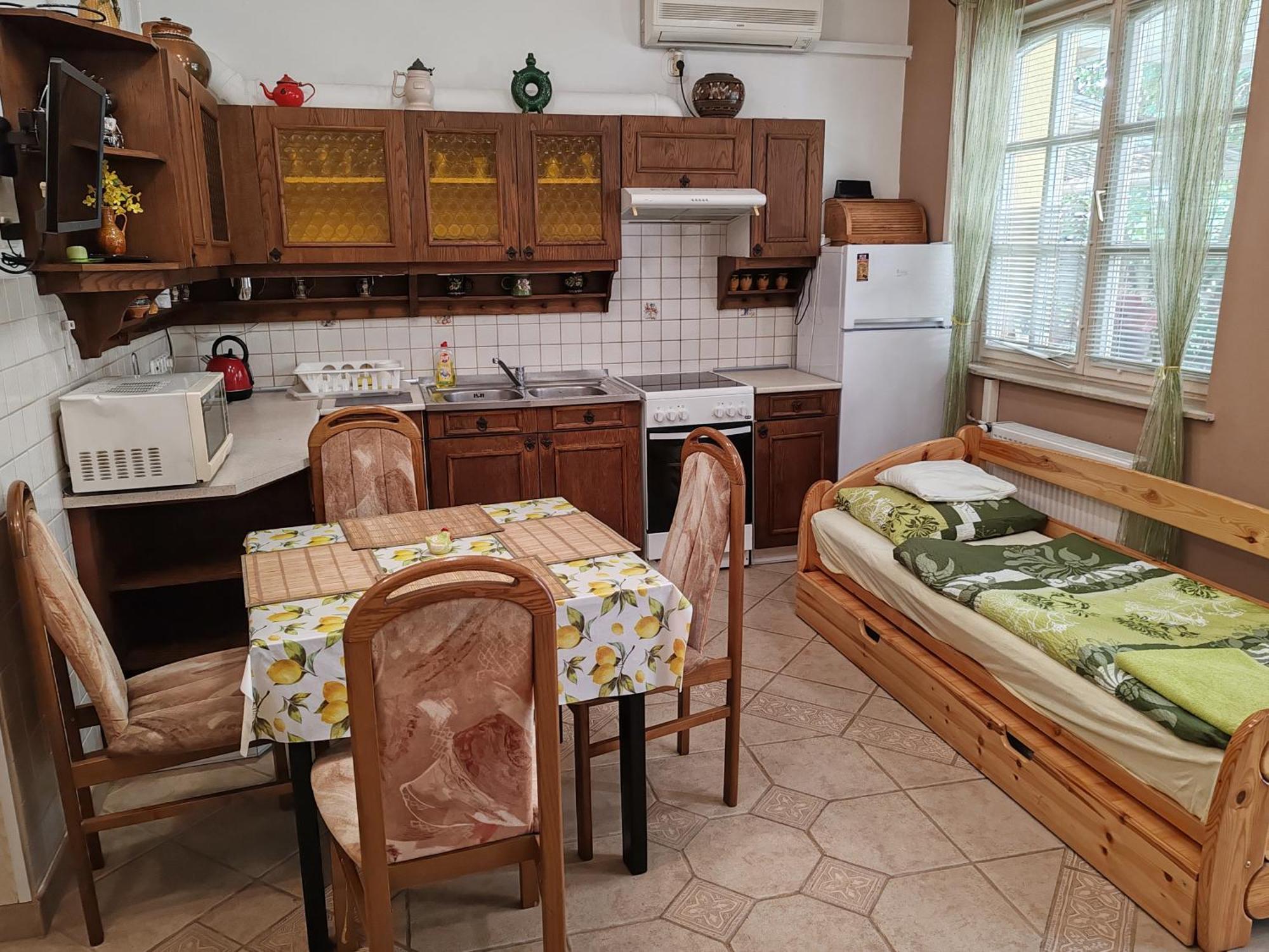 Apartment Patricia With Garden Budapest Bagian luar foto