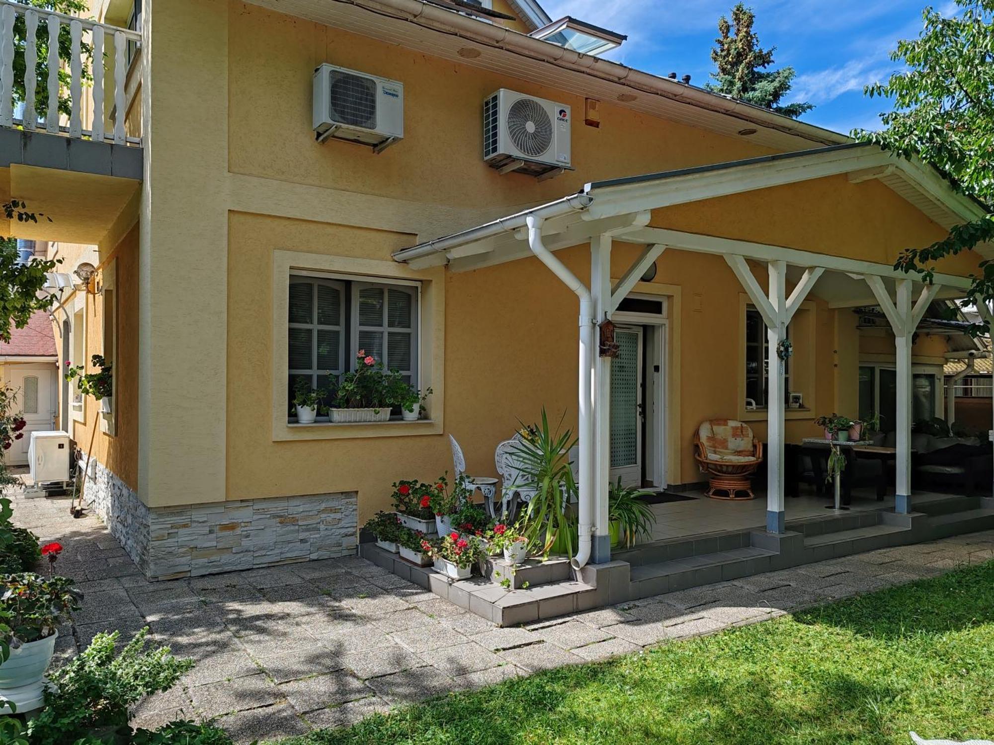 Apartment Patricia With Garden Budapest Bagian luar foto