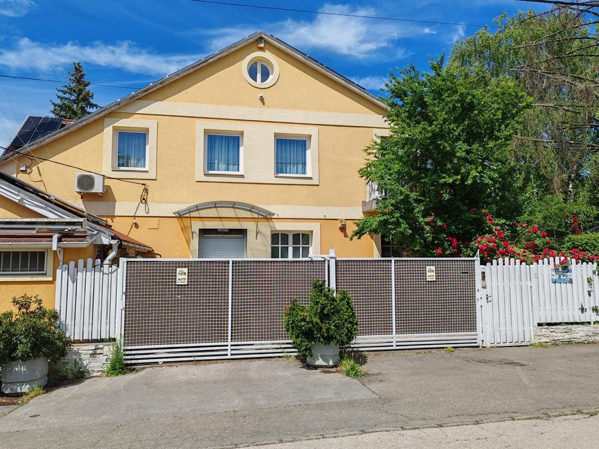 Apartment Patricia With Garden Budapest Bagian luar foto