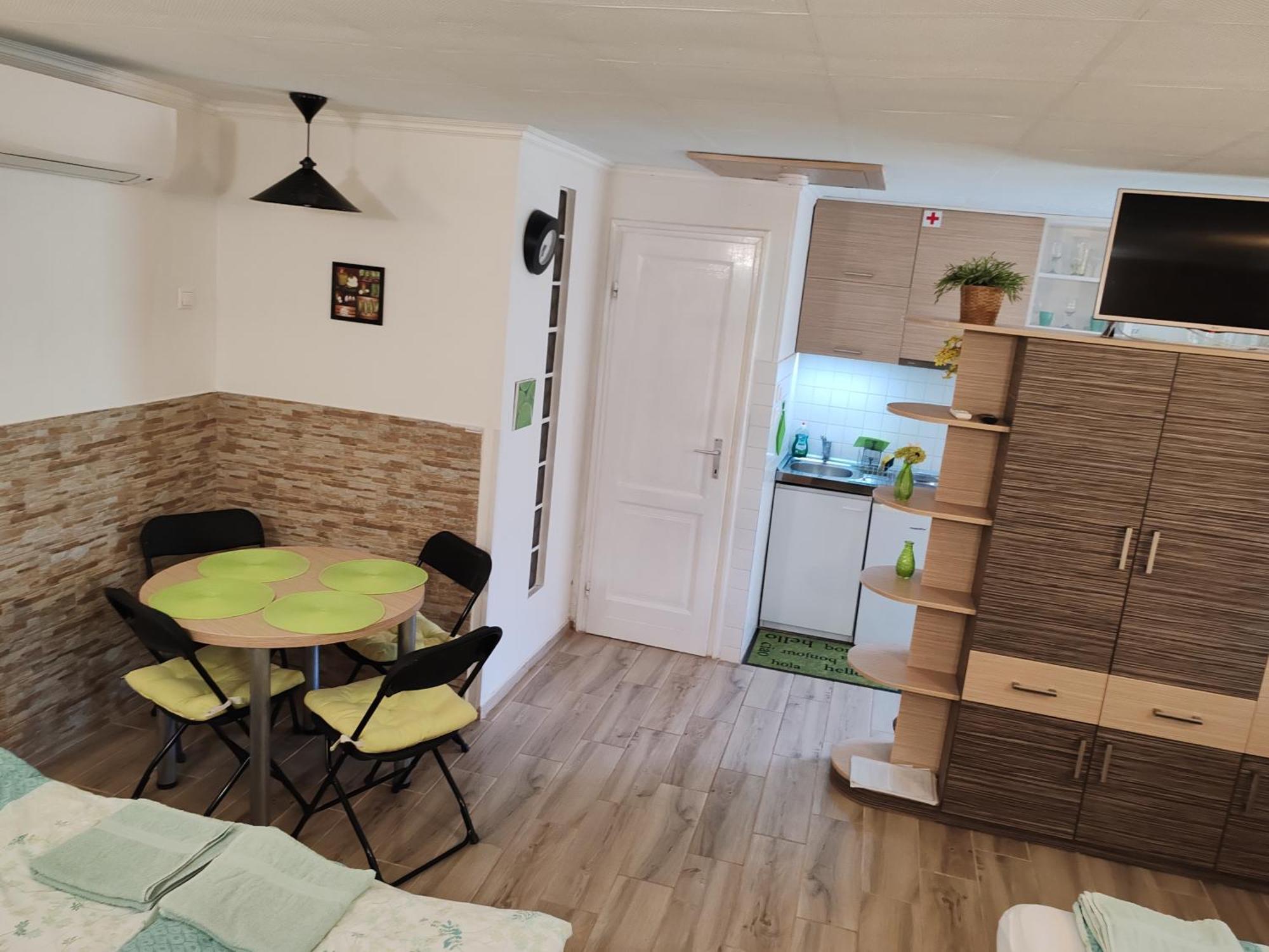 Apartment Patricia With Garden Budapest Bagian luar foto