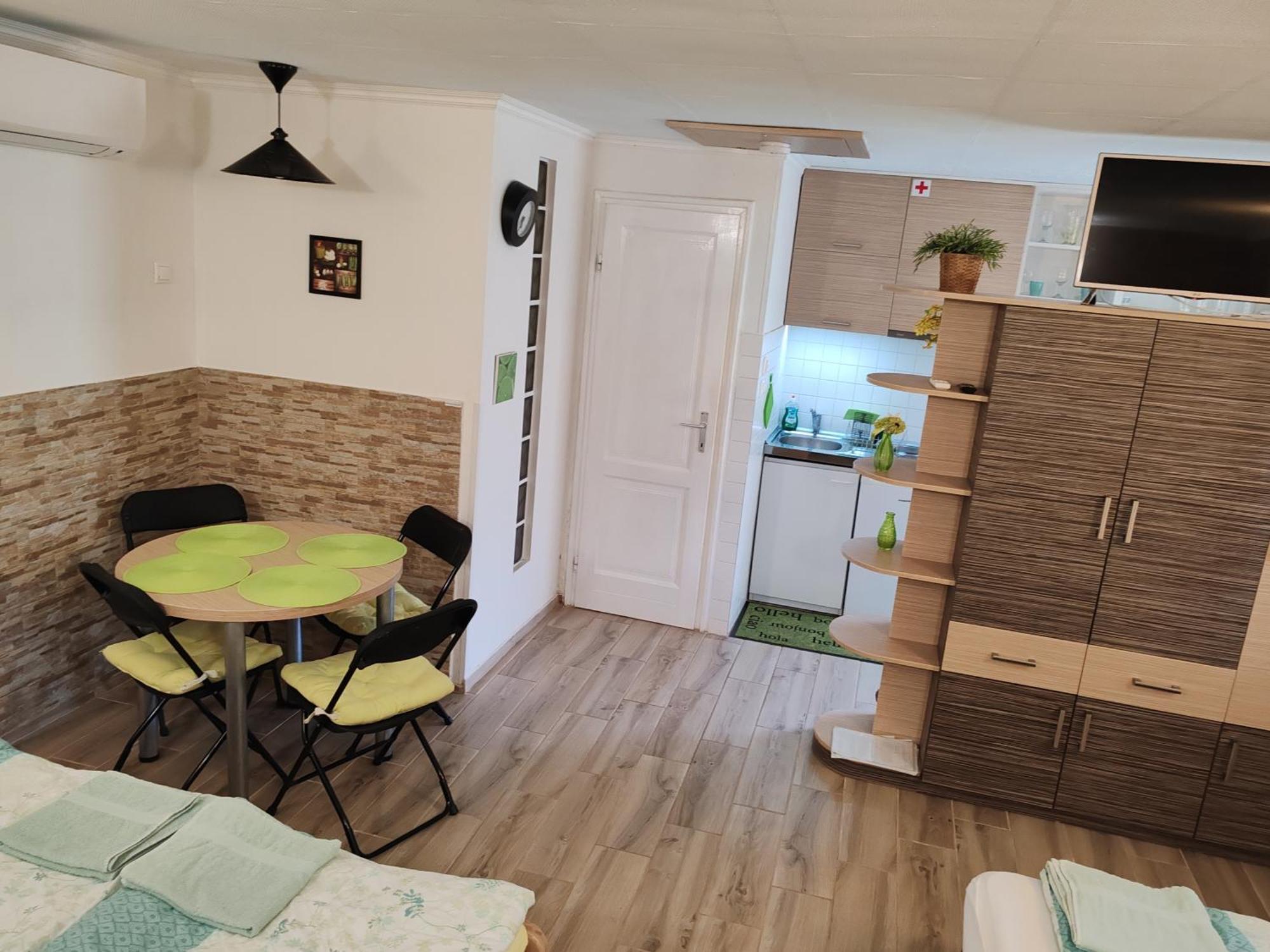 Apartment Patricia With Garden Budapest Bagian luar foto
